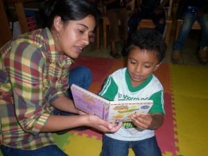 La formación bibliotecaria es esencial para impulsar programas de neolectores en las comunidades. Biblioteca comunitarias Ventanas abiertas al futuro, Chiché (Guatemala)