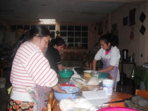 Mujeres se forman en procesamiento artesanal de quesos (Biblioteca de San Carlos Sija, Guatemala)