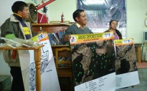 Líderes presnetan los mapas elaborados a la comunidad (Biblioteca “Kak Nojibal”, Xolsacmaljá, Totonicapán)