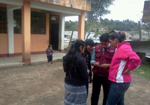Jóvenes de Huitán mapean  centros educativos